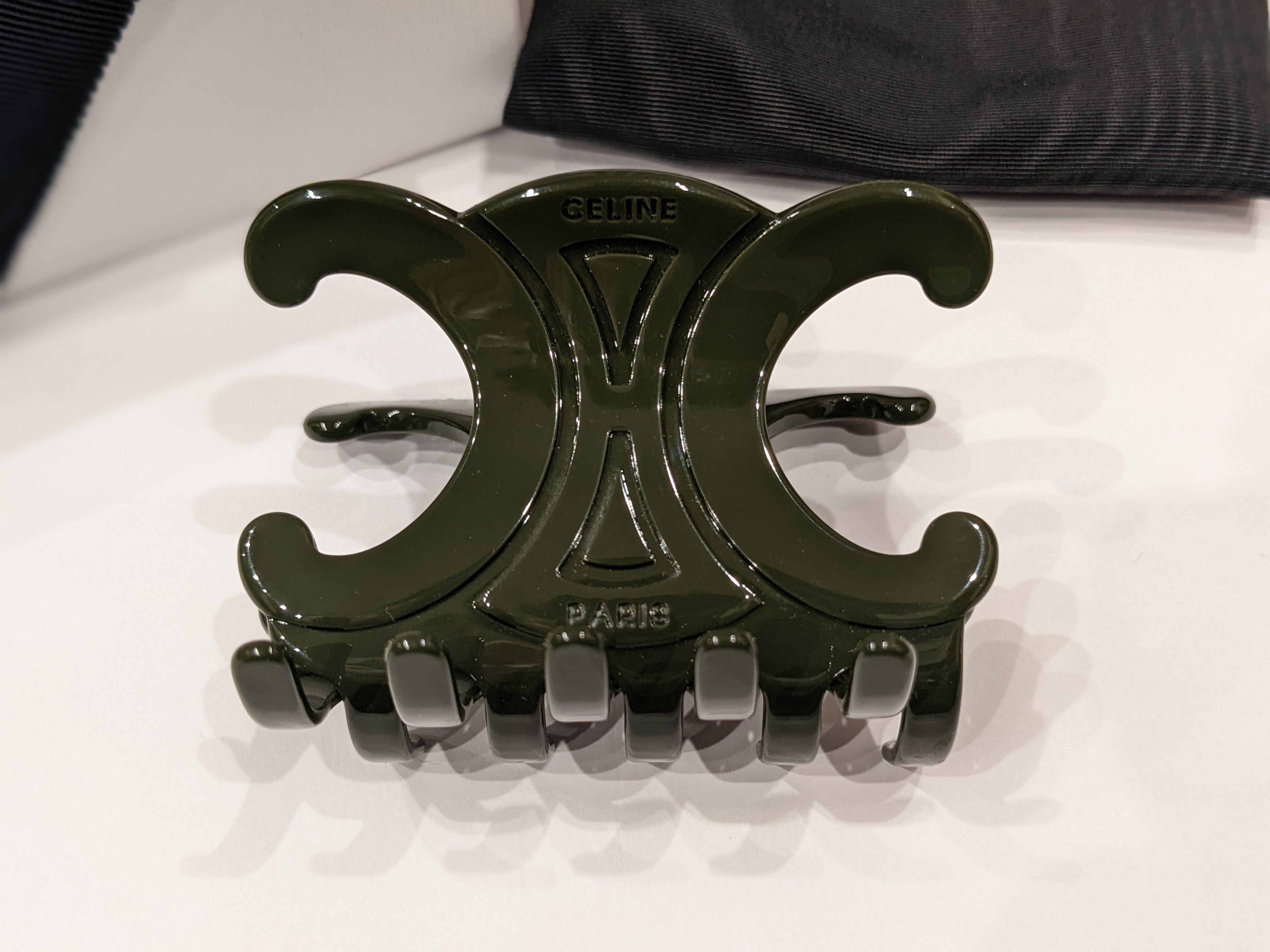 国内品切れ続出！CELINE(セリーヌ)トリオンフモチーフのヘア