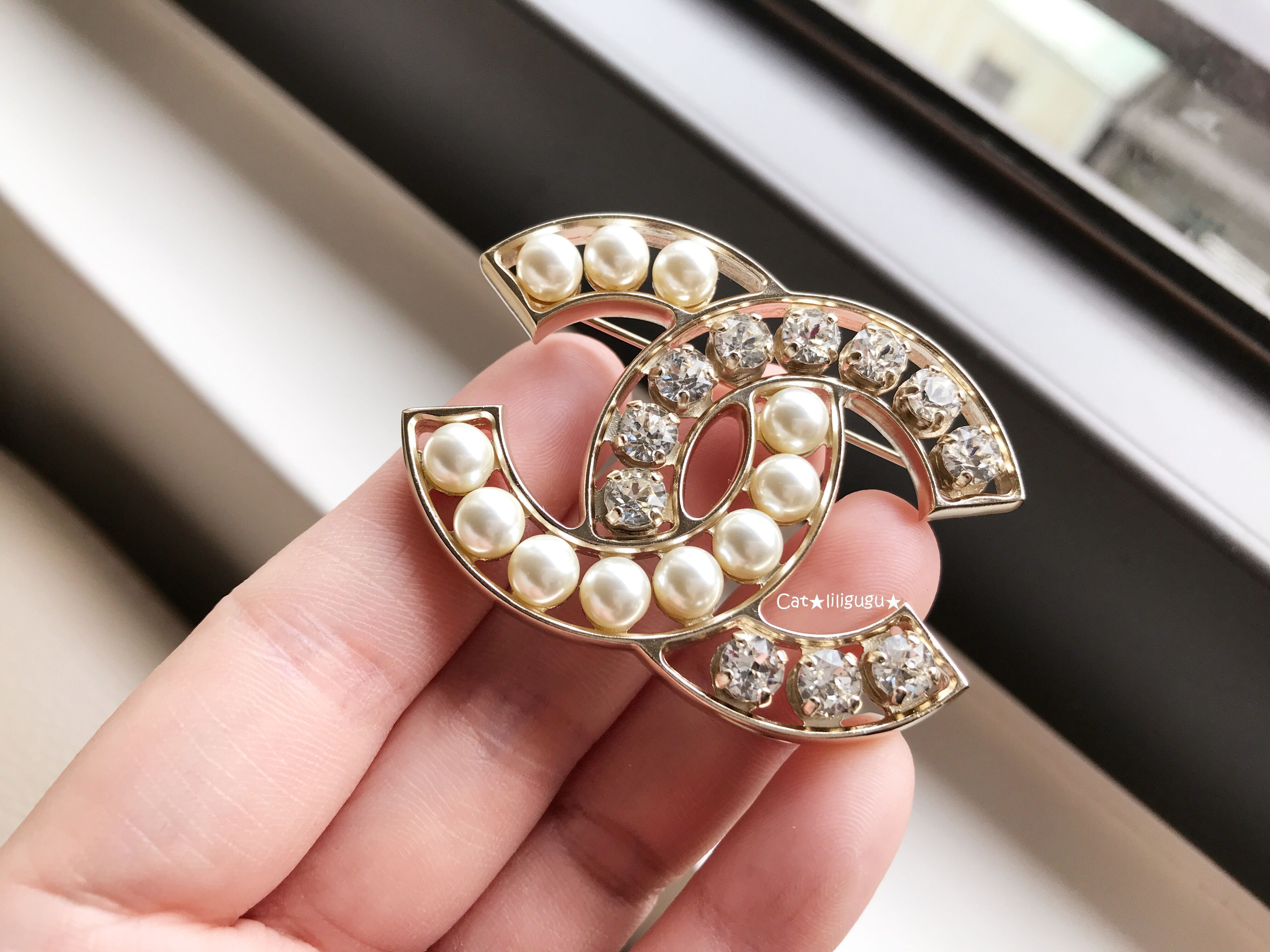 シャネル)A85331☆CCロゴパール キラキラ ブローチ☆ゴールド (CHANEL