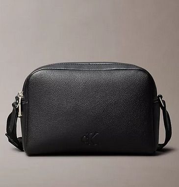 Calvin Klein CKエンボス加工ロゴ レザー カメラバッグ 男女兼用