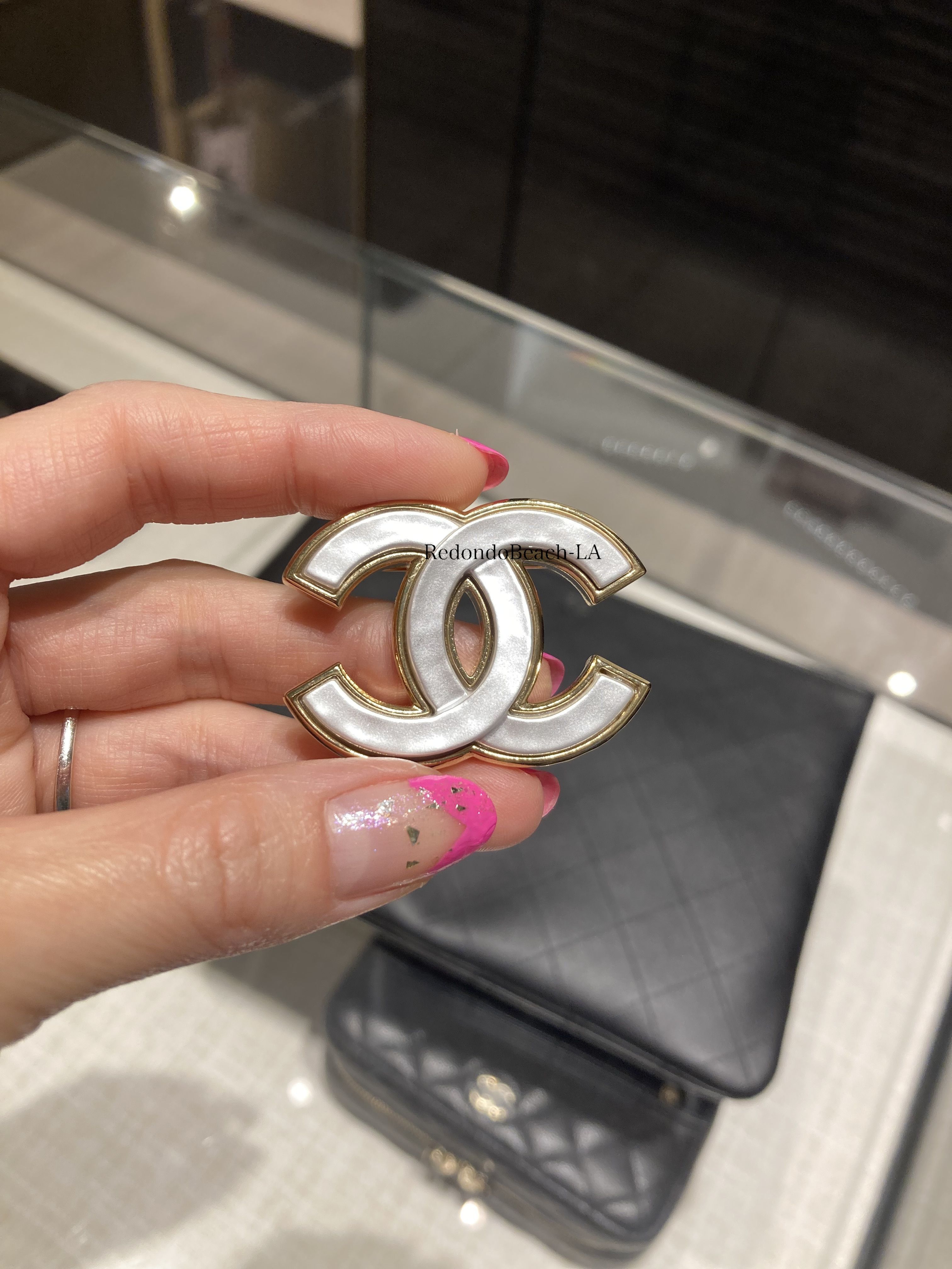 清純ホワイトでエレガント】CHANEL☆ブローチ☆季節限定品 (CHANEL