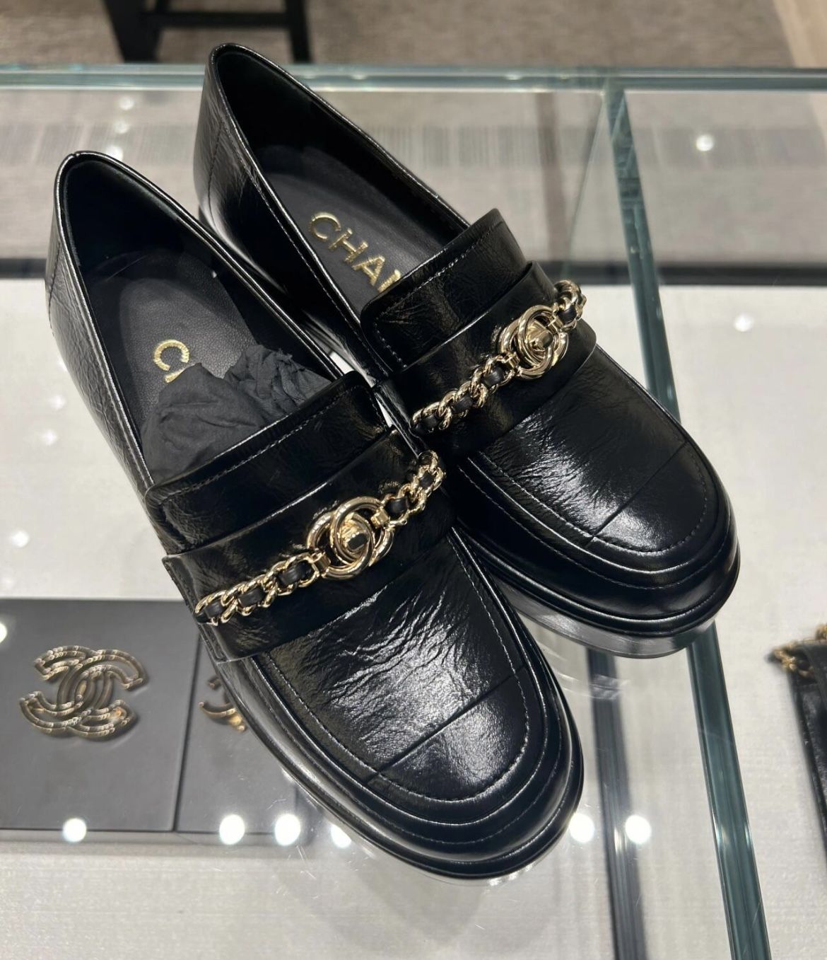 厚底で足長効果 ターンロックとチェーンが素敵 CHANELローファー