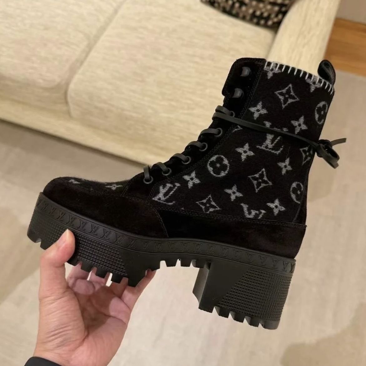 すらっと足長に見せてくれる♪】ルイヴィトン アンクルブーツ (Louis