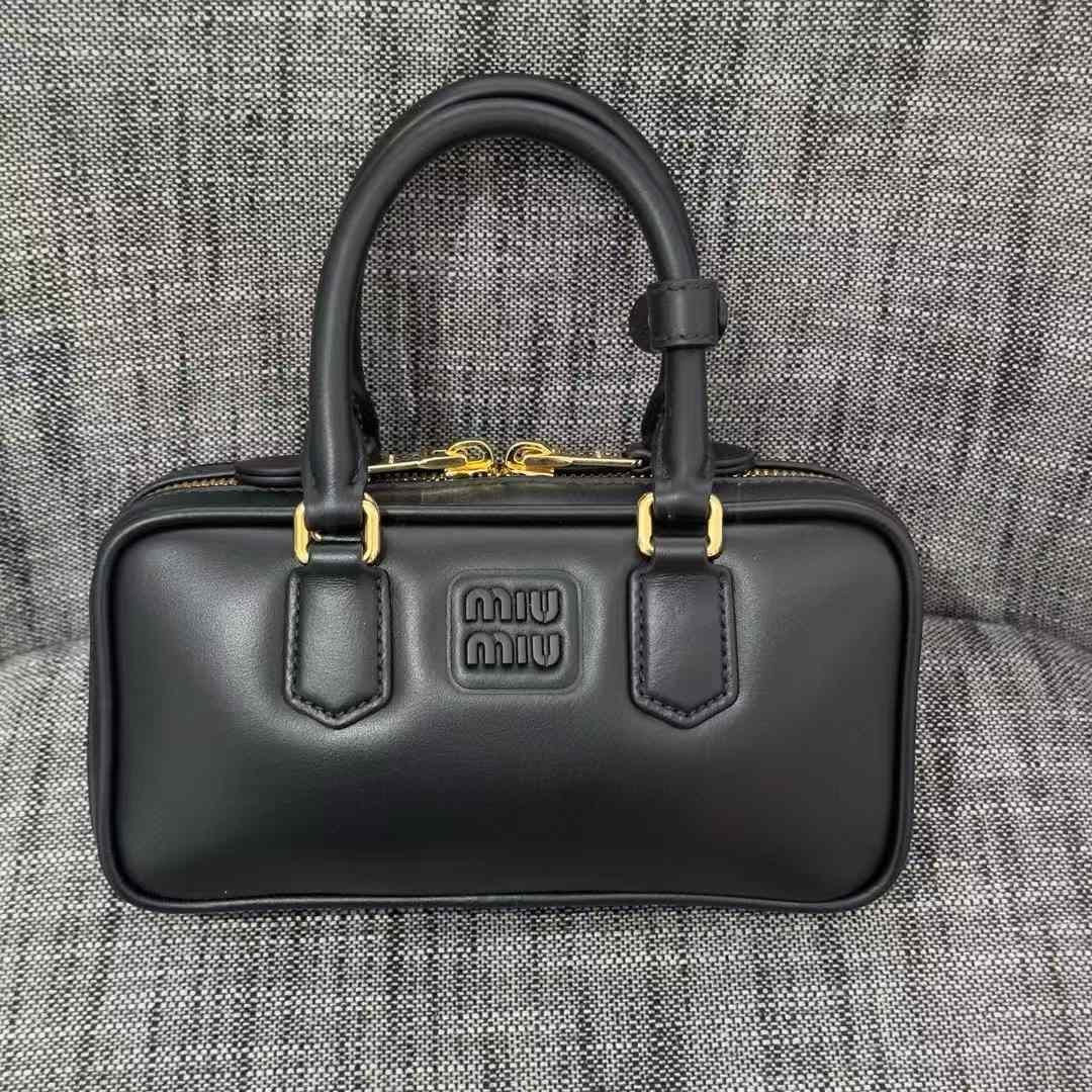 MIUMIU】ミュウミュウ アルカディ レザー ミニバッグ (MiuMiu