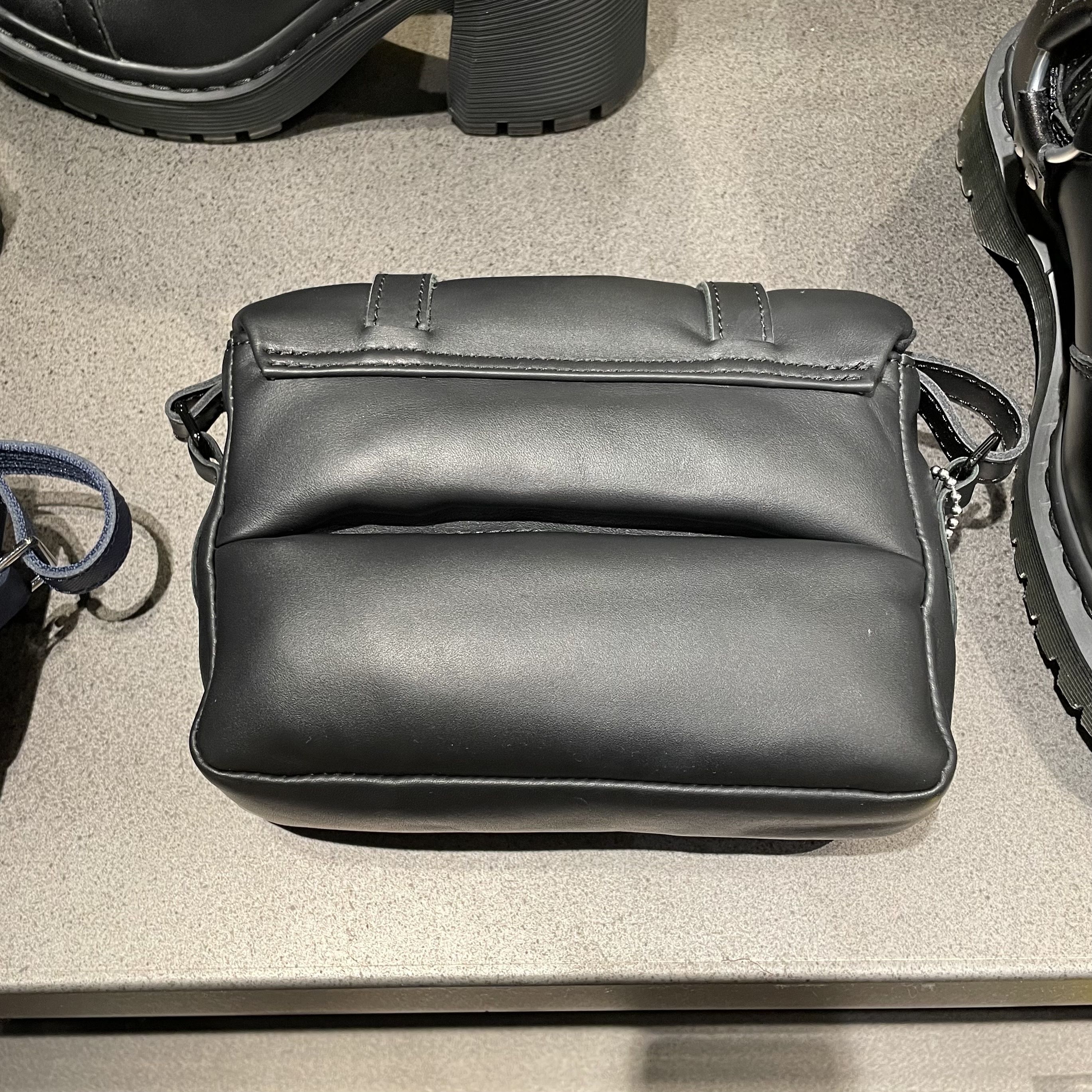 ドクターマーチン 7inch サッチェルバッグ パデッド (Dr.Martens