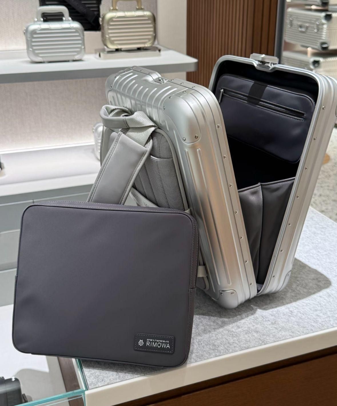 軽さと耐久性を備えた《RIMOWA》アルミニウムバックパック (RIMOWA