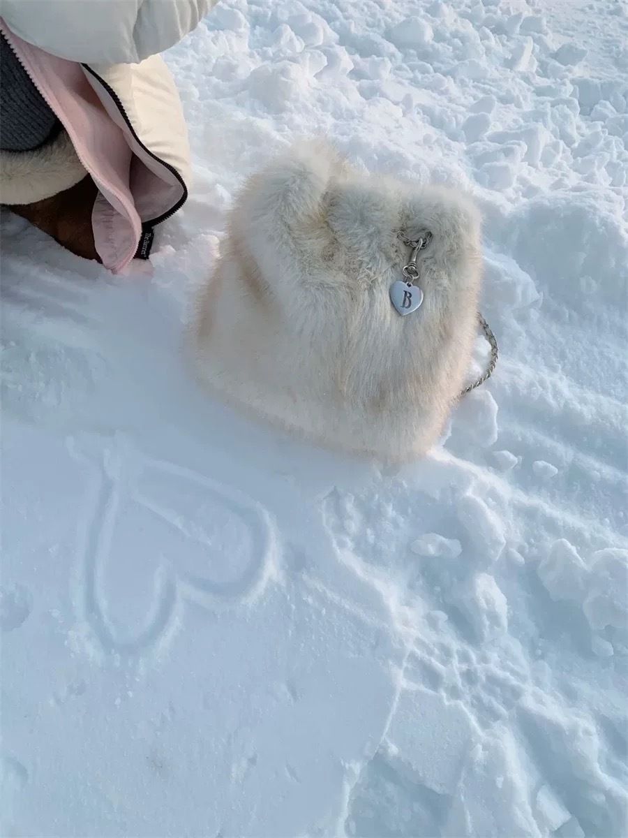 The Barnnet Ivory Fur Drawstring Backpack ファー バッグ (The