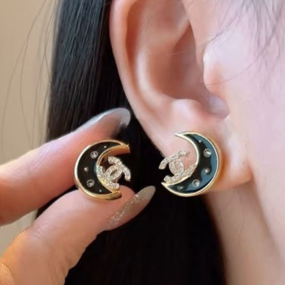 ブラックに輝くラインストーン【CHANEL】星・月モチーフ ピアス