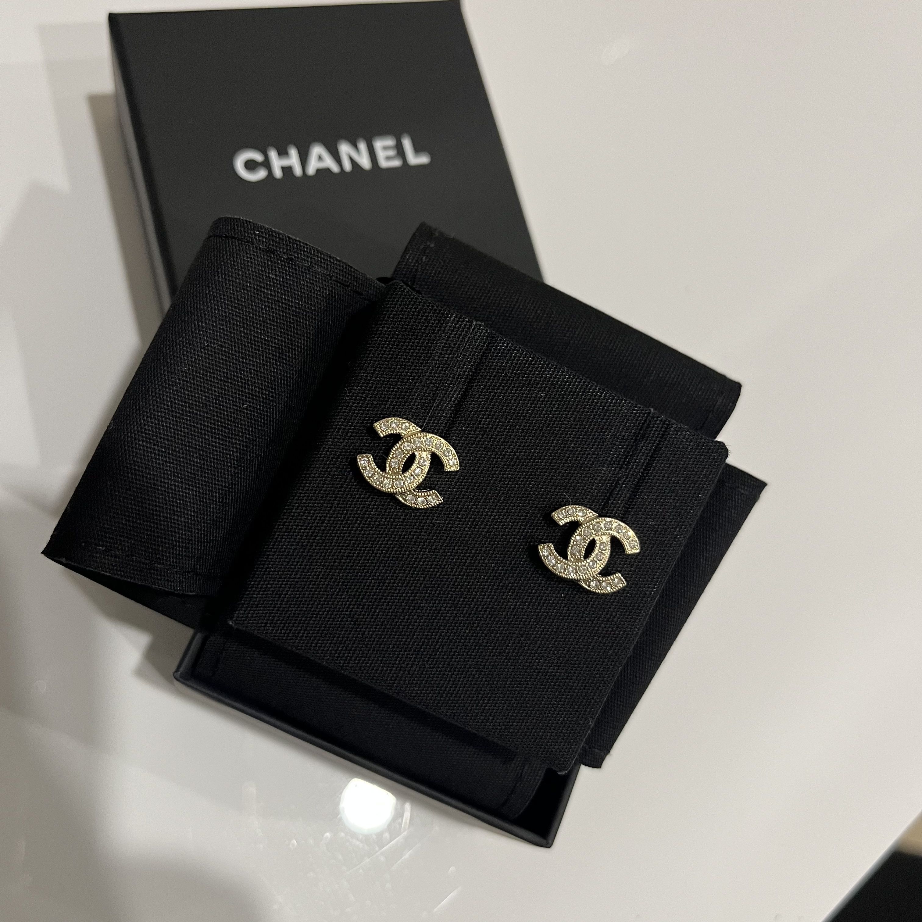 定番人気【CHANEL】CCマーク クラシック ロゴクリスタルピアス (CHANEL