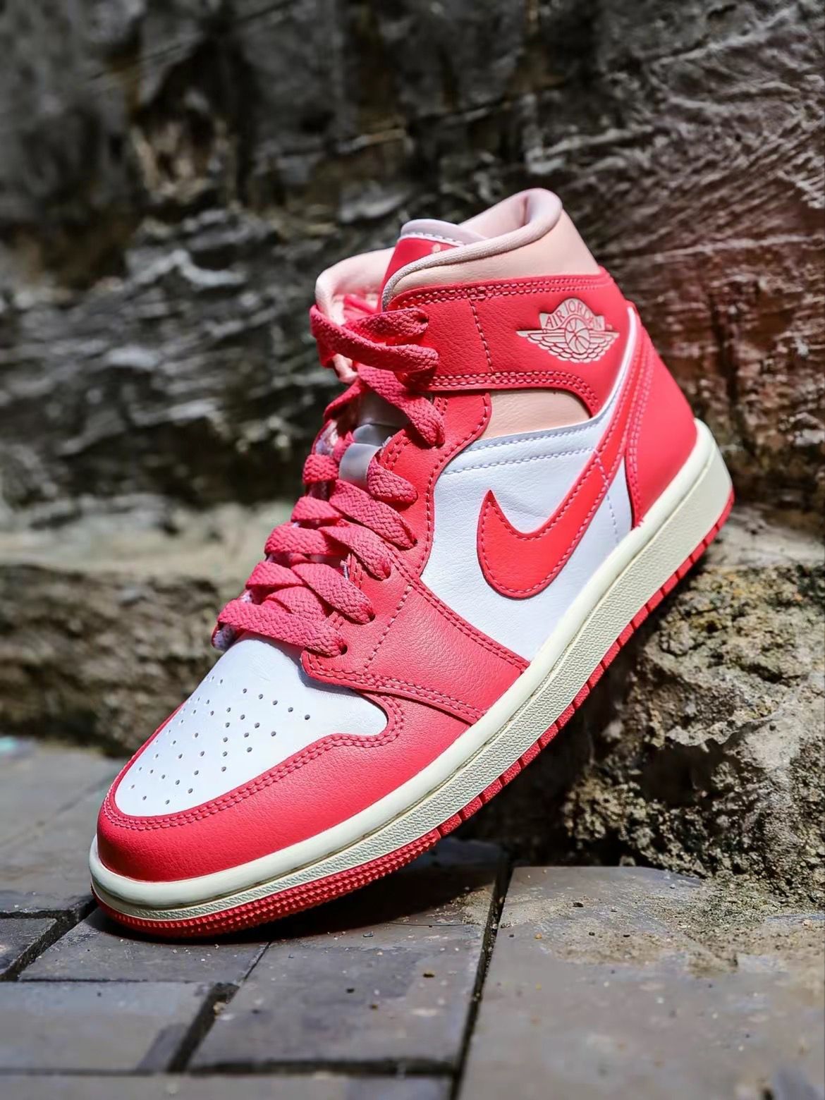 ☆ナイキ☆ WMNS AIR JORDAN 1 Mid Strawberries And Cream (Nike