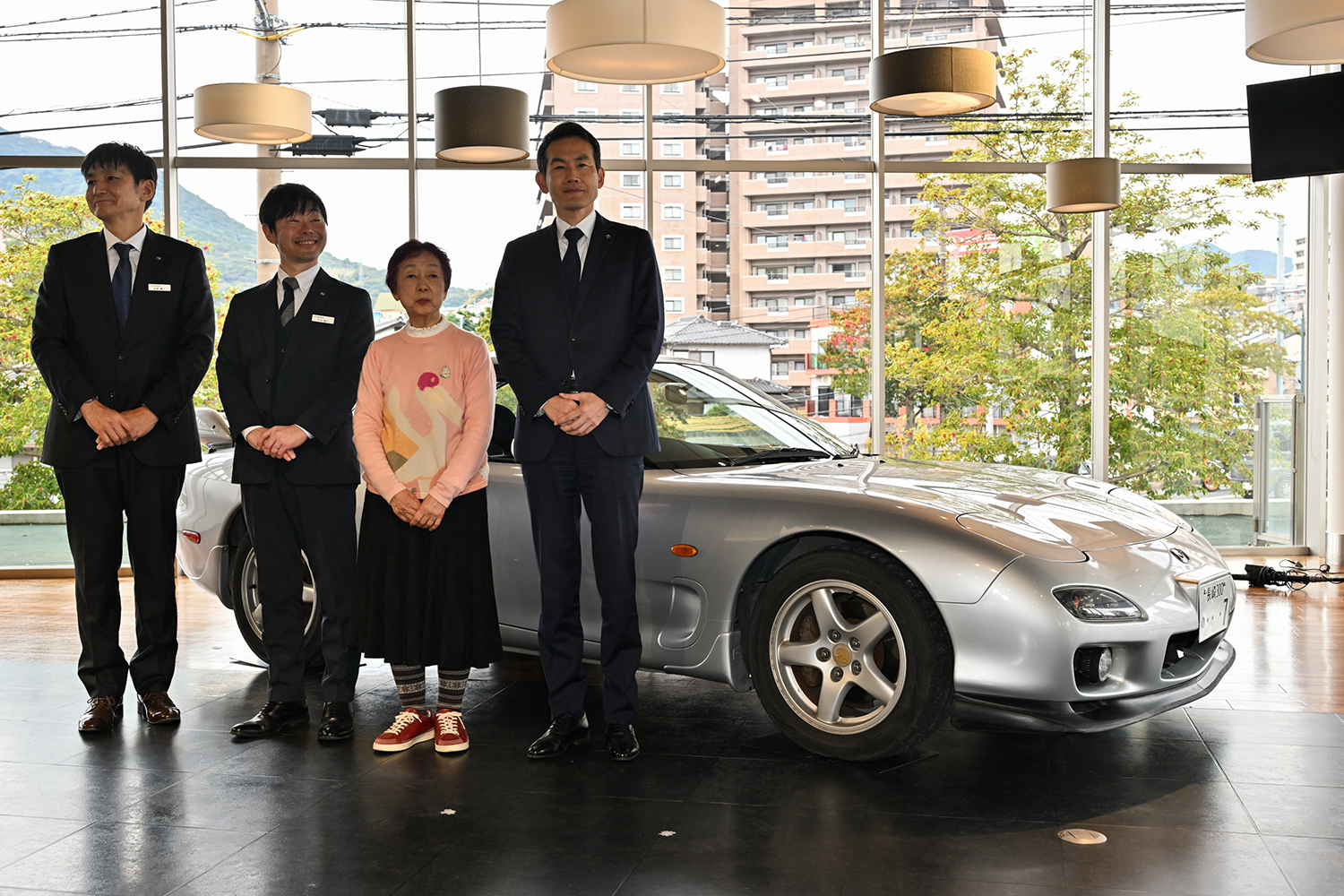 マツダRX-7に25年間乗り続けた西本尚子さんがマツダへ愛車を寄贈