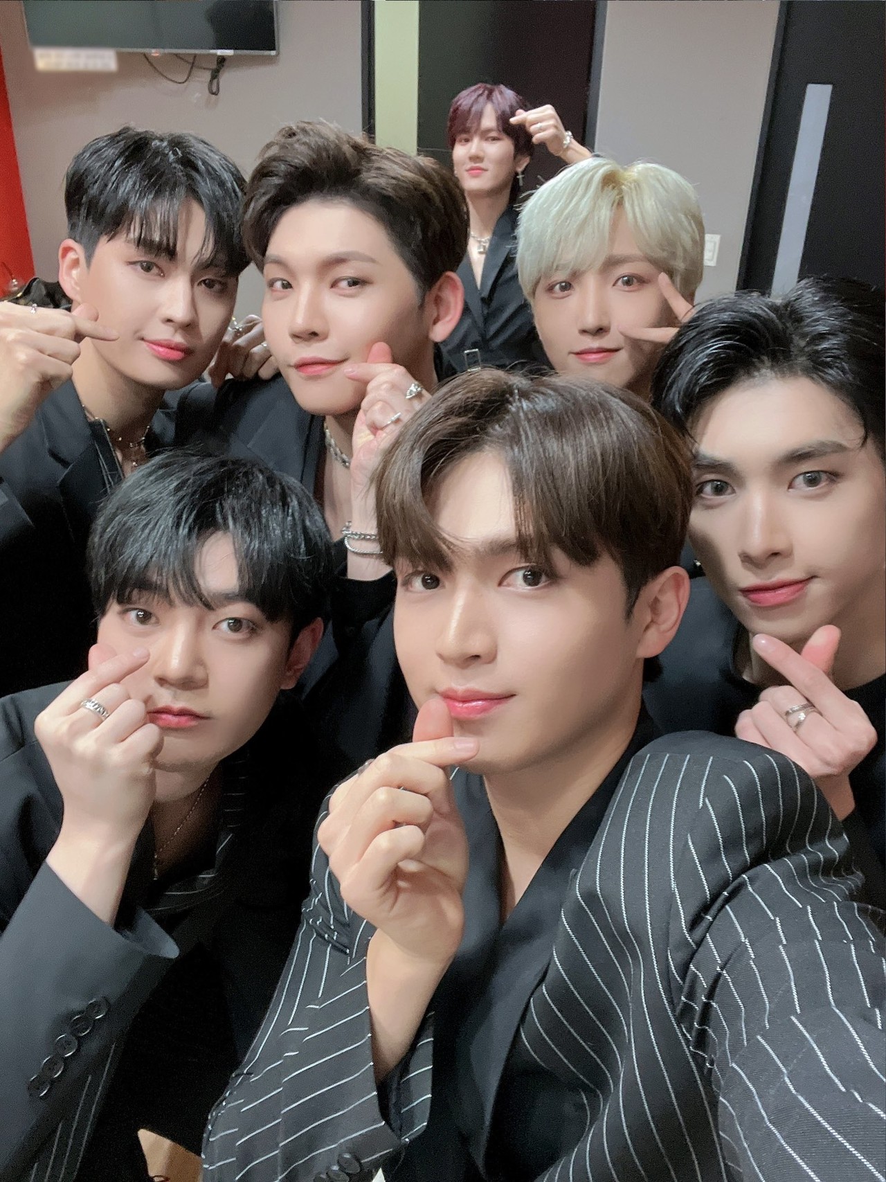 업텐션, 7종 덕통사고 유발…美친 비주얼에 치였었다 < 이슈 < 기사본문