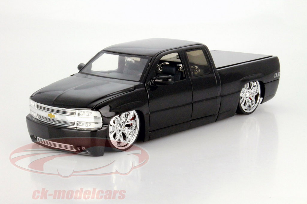 Jadatoys 1:18 Chevrolet Silverado Dub City black 63112-B5 model