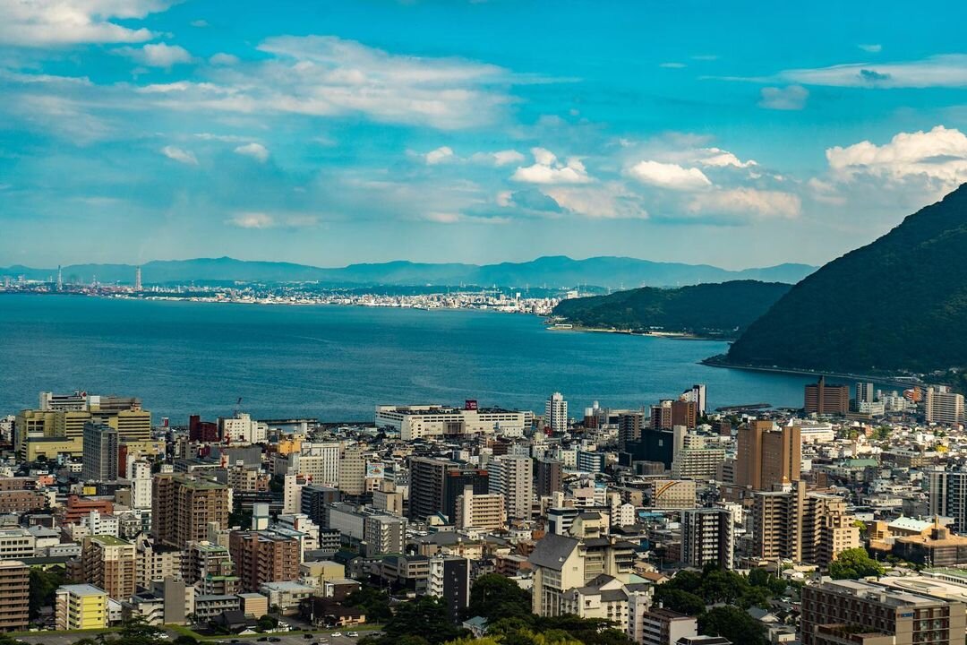 グローバルタワー」の地上100mに浮かぶガラス箱から別府市内を見渡す