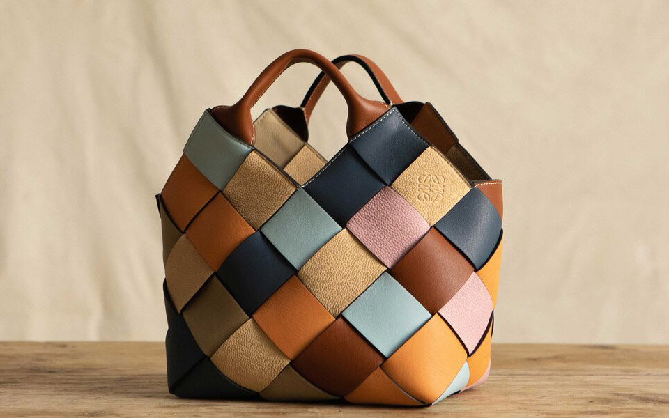 ロエベが余剰レザーをハンドクラフトで仕上げたバスケット バッグを