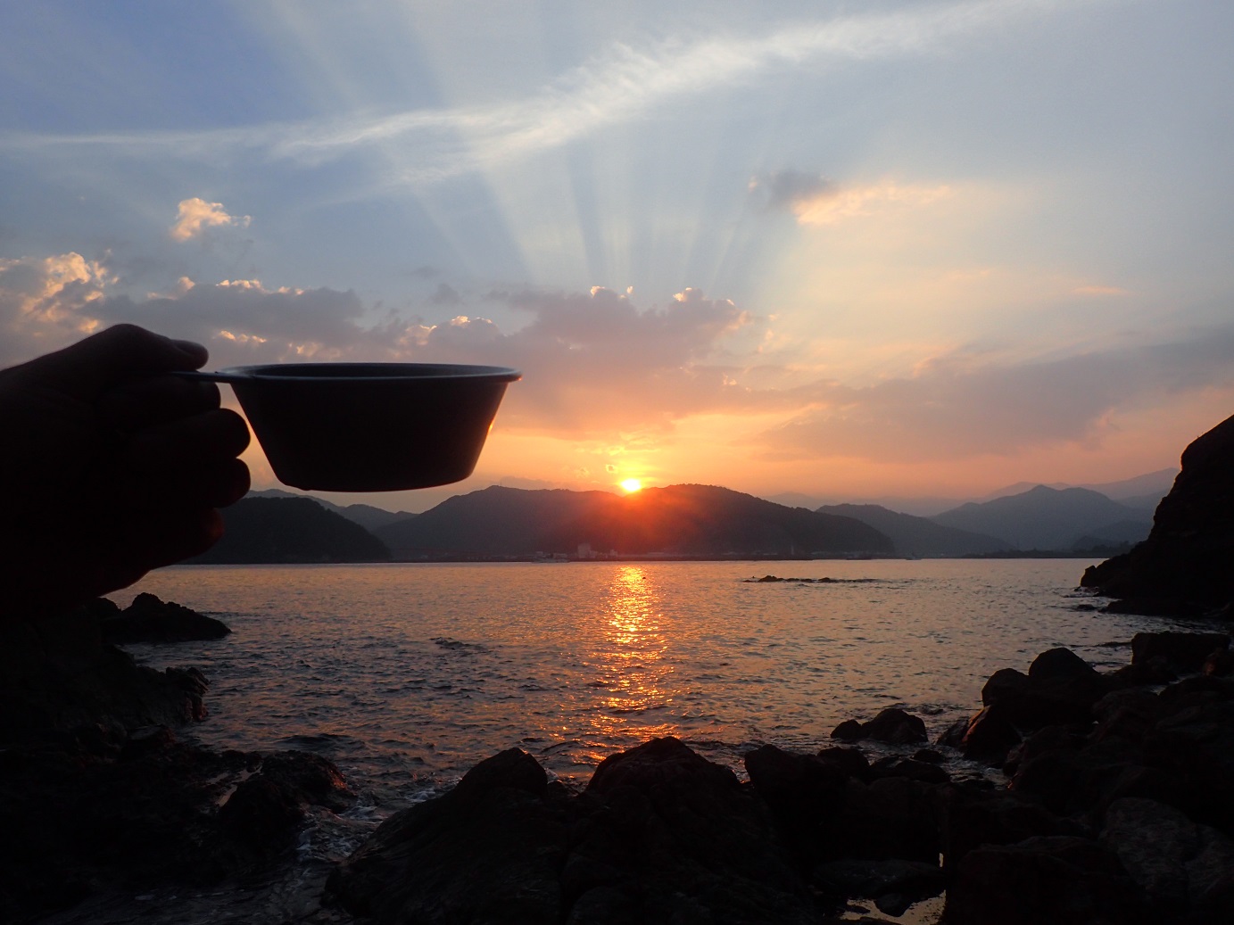 三重・紀北町】夕日の中を漕ぐサンセットカヤック体験ツアー【無人の浜