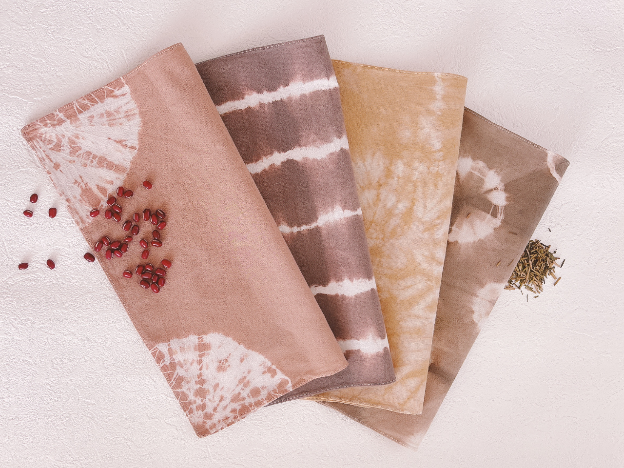 1月の草木染め】小正月の草木染め：小豆、ほうじ茶でハンカチを染める