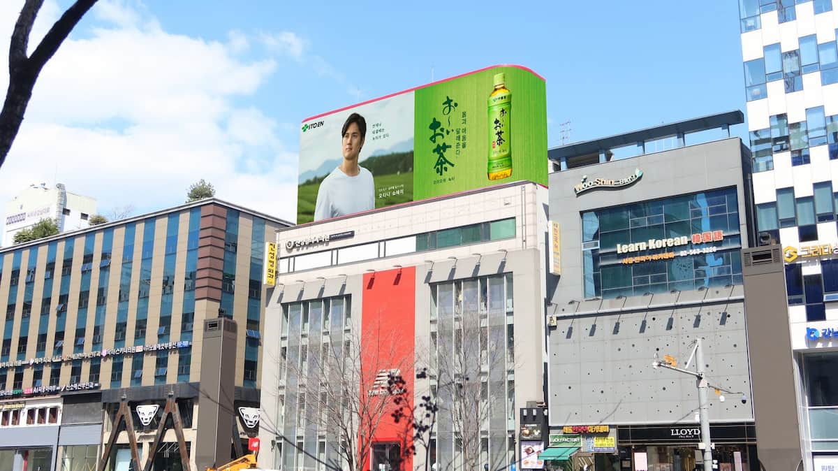 世界85カ所以上のOOHに大谷翔平が登場 伊藤園「お～いお茶」広告の第3弾