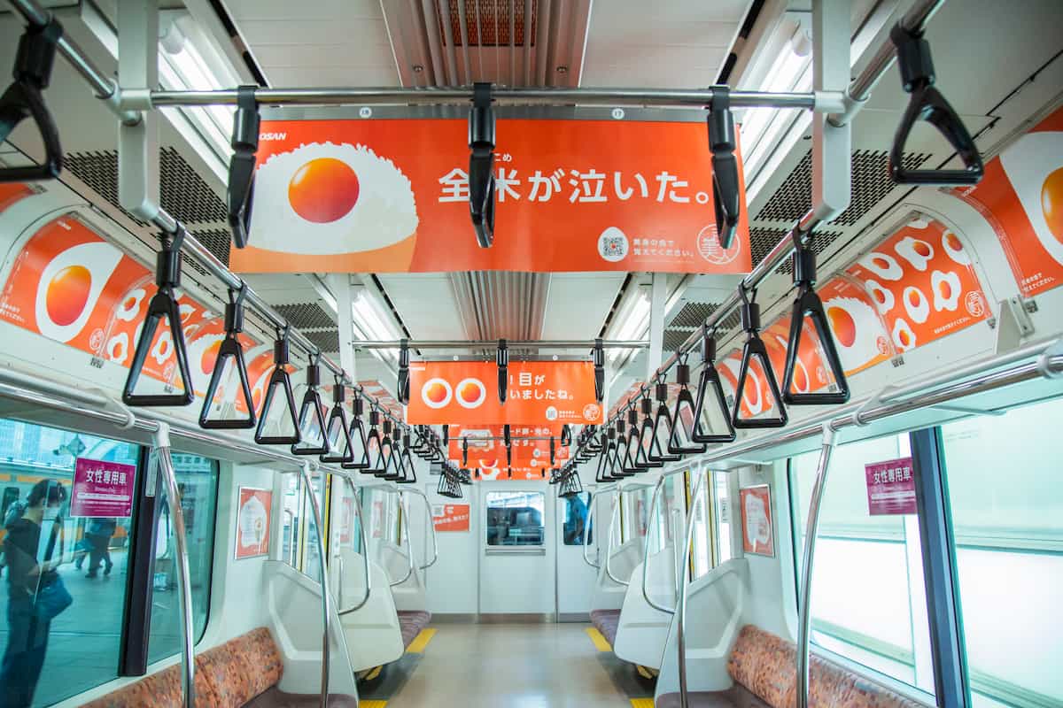 黄身”と車体の色が同じ」が起点 卵ブランドが中央線快速を広告ジャック