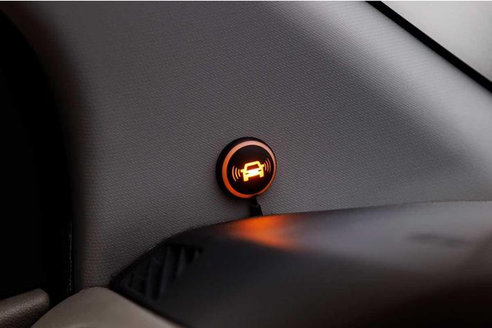 後方からの車両の接近を警告する。後付けができる汎用ブラインド