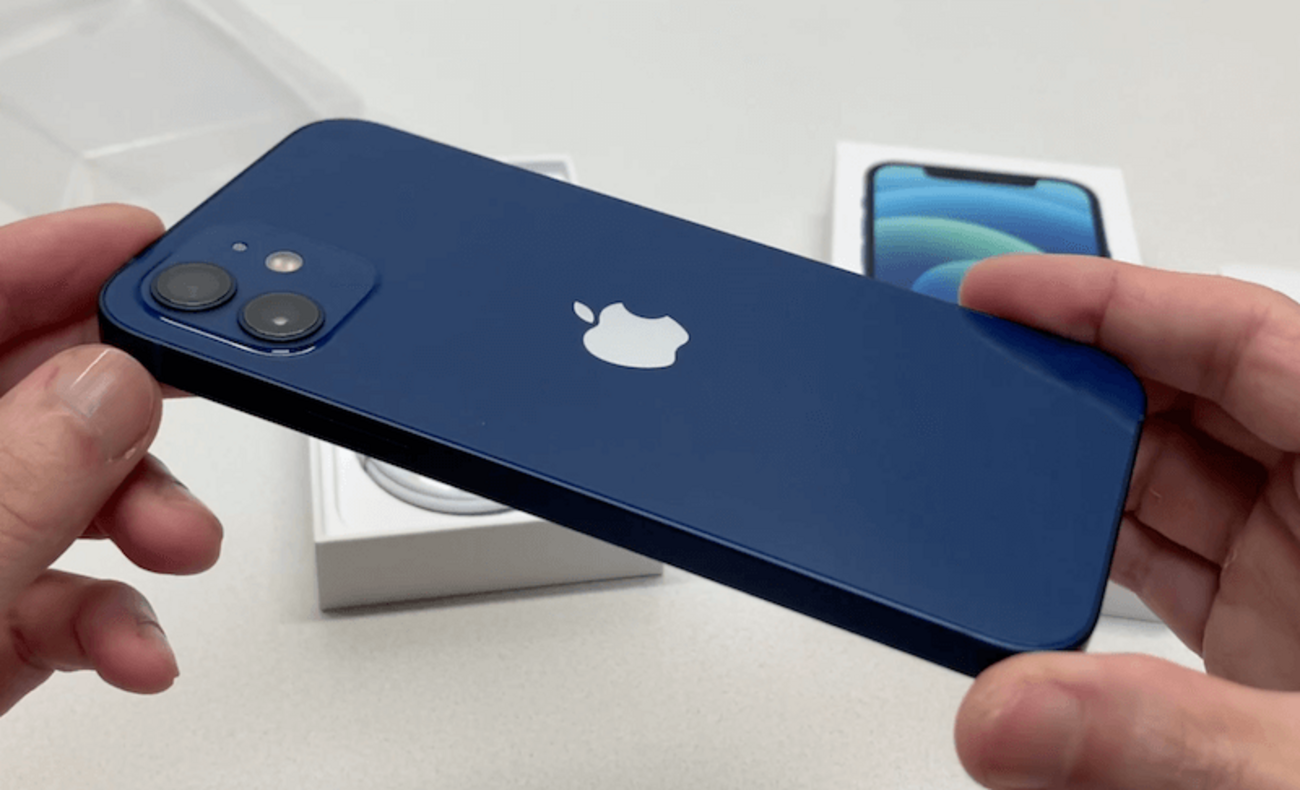 実機レビュー】iPhone 12 ブルー（青色）のデザイン｜色合い・カメラの