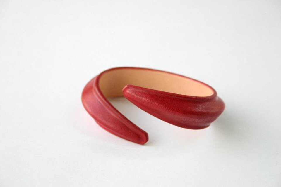 手染め革バングル 赤 | iichi 日々の暮らしを心地よくするハンドメイド