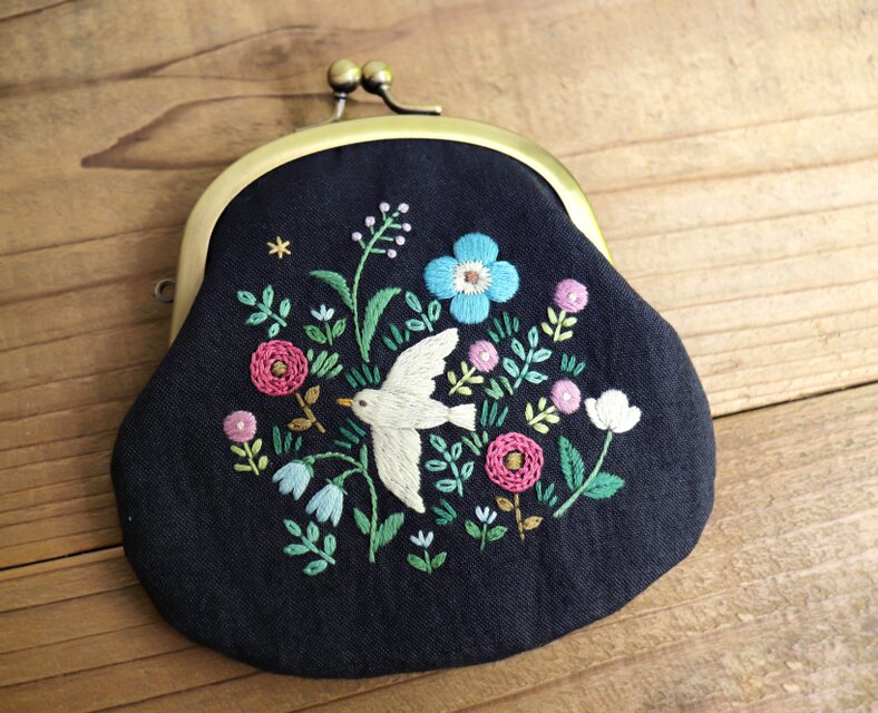 手刺繍のがま口『鳥と草花』財布・ポーチ【受注生産】 | iichi 日々の