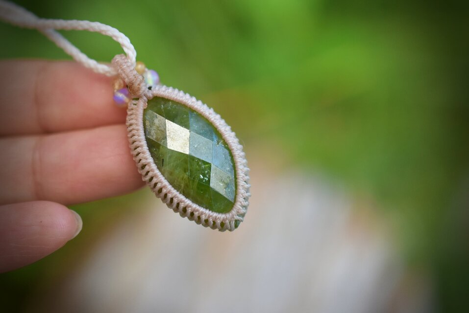 マーキスカット☆ファセットカット☆グリーンガーネット マクラメ