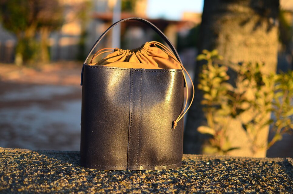 イタリアンレザーとコーデュラ素材を組み合わせた、本革巾着ワン