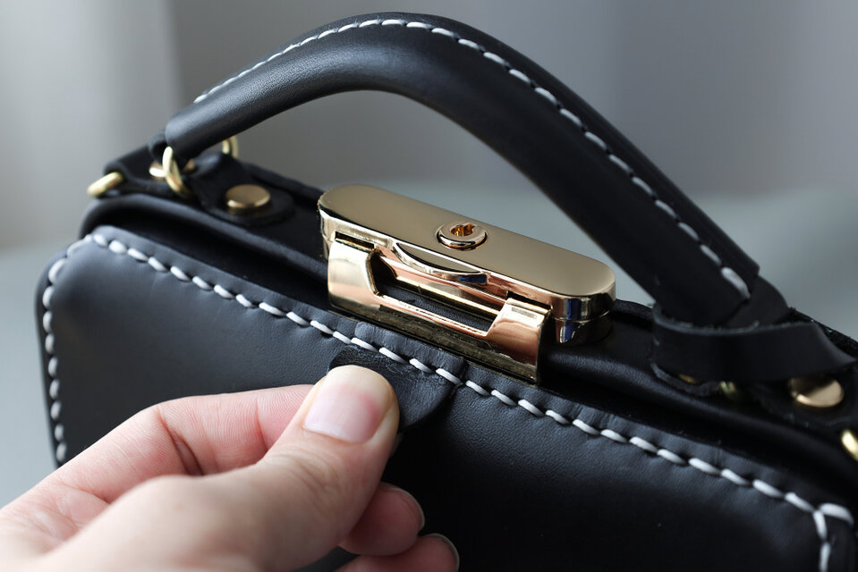 バージョンアップ がま口バッグ 本革手作りのレザーショルダーバッグ