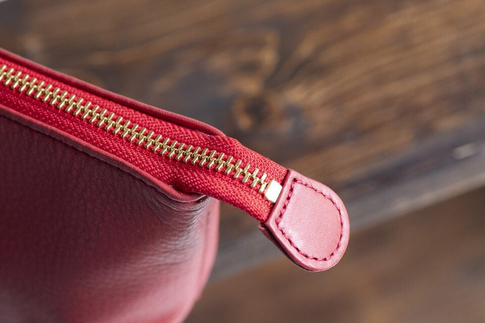 柔らかなポーチ 牛革 シュリンクレザー トラベルポーチ レッド 化粧