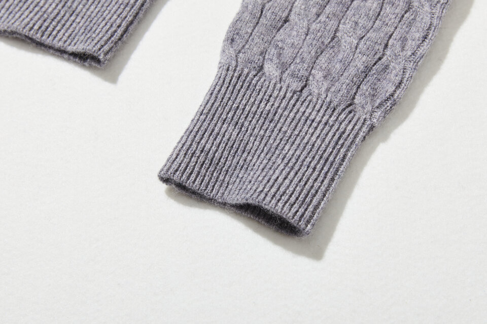 時代を超えて愛されるケーブル編みカーディガン ウール100