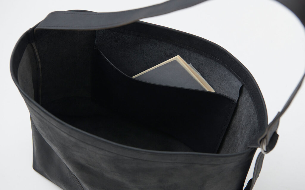 再入荷】レザーショルダーバッグ black ＜L＞ | iichi 日々の暮らしを