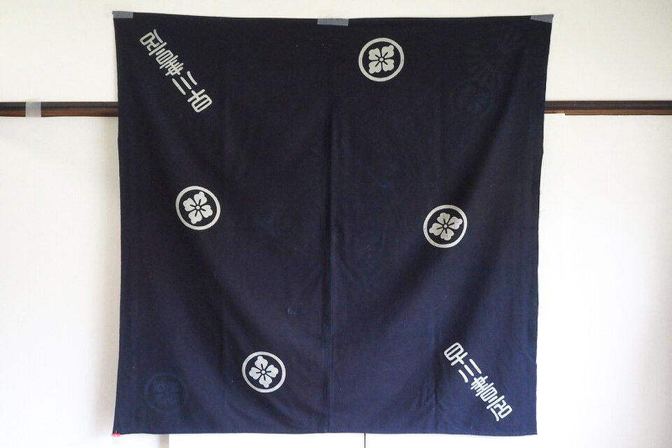 t0006 家紋入り大風呂敷 筒書き 130×145cm 木綿 藍染 / 古布 古裂 襤褸