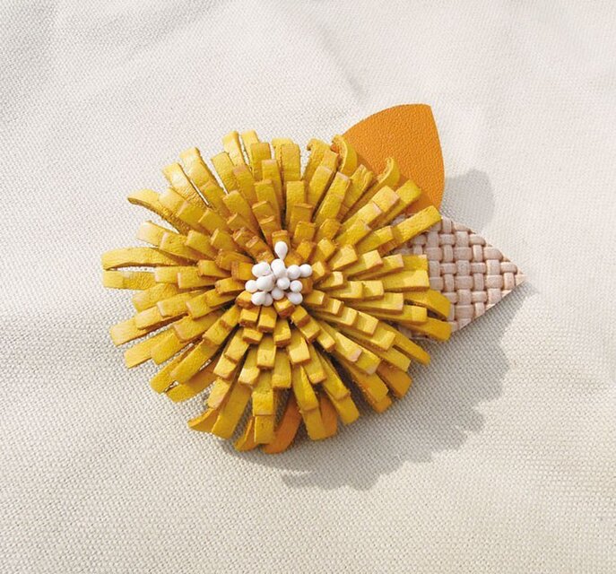 レザーフラワーブローチ・Mum (イエロー） | iichi 日々の暮らしを