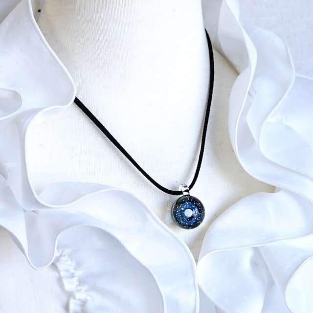 無限の宇宙（そら）の世界。ホワイトオパール入り 星雲 宇宙 ガラス