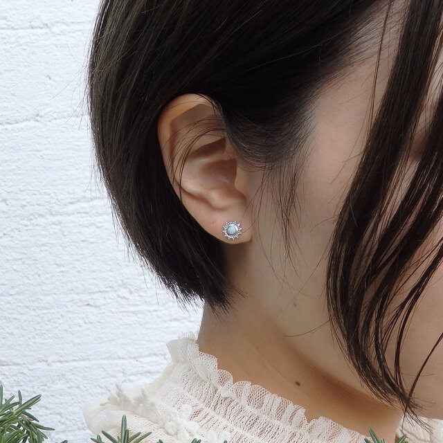 太陽ホワイトオパールピアス・3㎜カボションカット | iichi 日々の