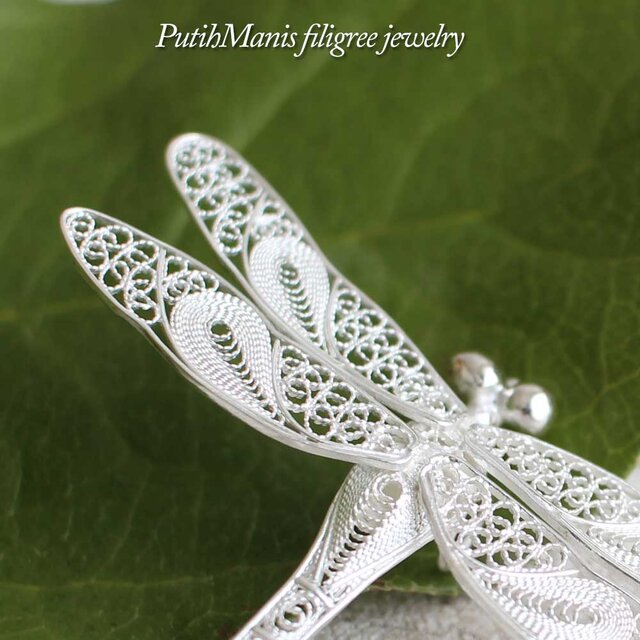 トンボ・蜻蛉のブローチ・羽の透かしの銀線細工が美しいsilver925（d
