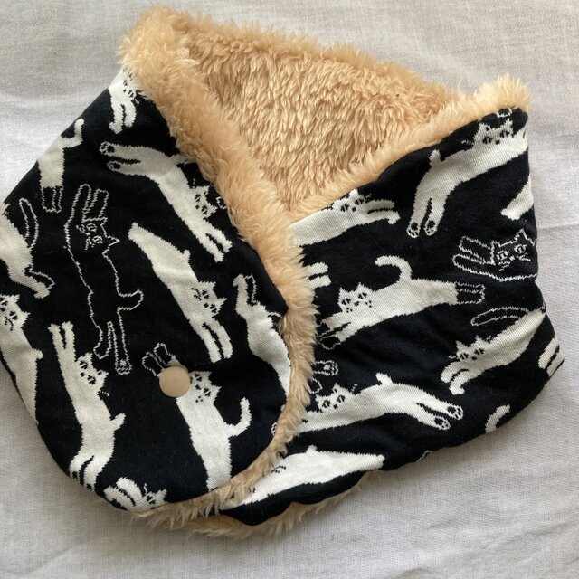 ✳︎ハンドメイド✳︎ふわふわネックウォーマー白黒跳ねる猫のぼり