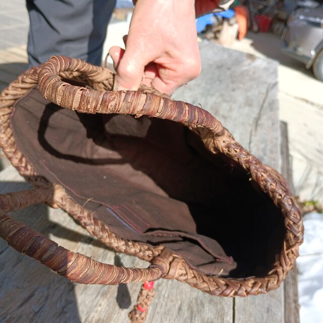 貴重な山葡萄の蔓で編んだ手提げ籠(バッグ) 202402① | iichi 日々の