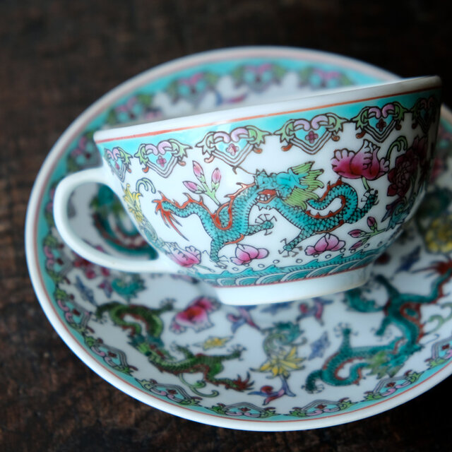 3匹の龍と草花◇チャイナレトロで可愛い。中国景徳鎮 色絵カップ