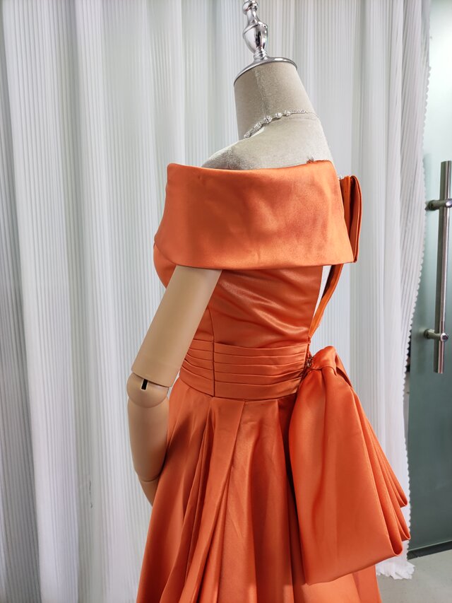 パーティードレス オレンジ オフショルダー 光沢サテン リボン