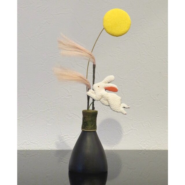 お月見飾り【翔けるうさぎ】秋 季節の飾り ちりめん細工 正絹縮緬