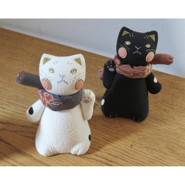 正絹縮緬人形【ちょっとコワモテな猫さん 招き猫 白】ギフトラッピング
