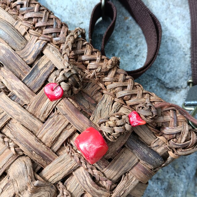 貴重な山葡萄の蔓で編んだショルダーバッグ(ポシェット)/山珊瑚の