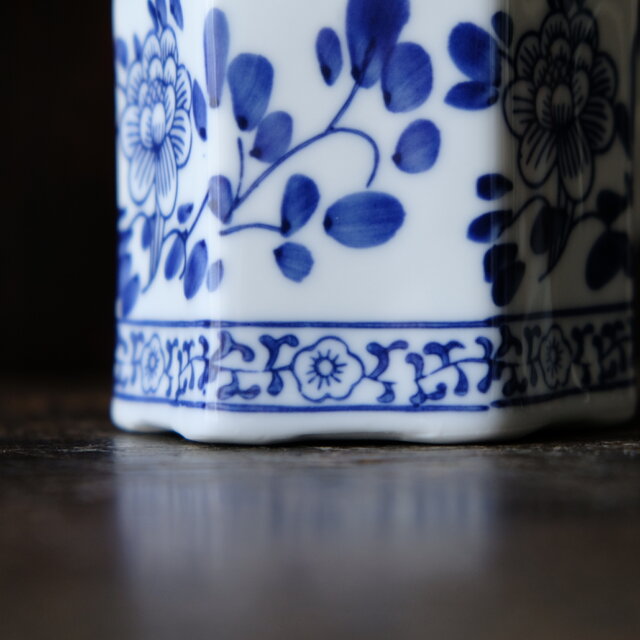 シノワズリな雰囲気◇六角で素敵。中国産 花文染付急須 チャイナレトロ