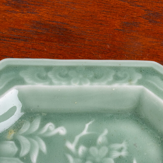 三田青磁 陽刻草花文八角小皿 | iichi 日々の暮らしを心地よくする