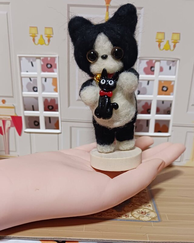 羊毛フェルト くろねこちゃん抱えたハチ猫ちゃん | iichi 日々の暮らし
