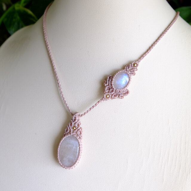 スリランカ産 ムーンストーン（6月誕生石） マクラメ編みペンダント