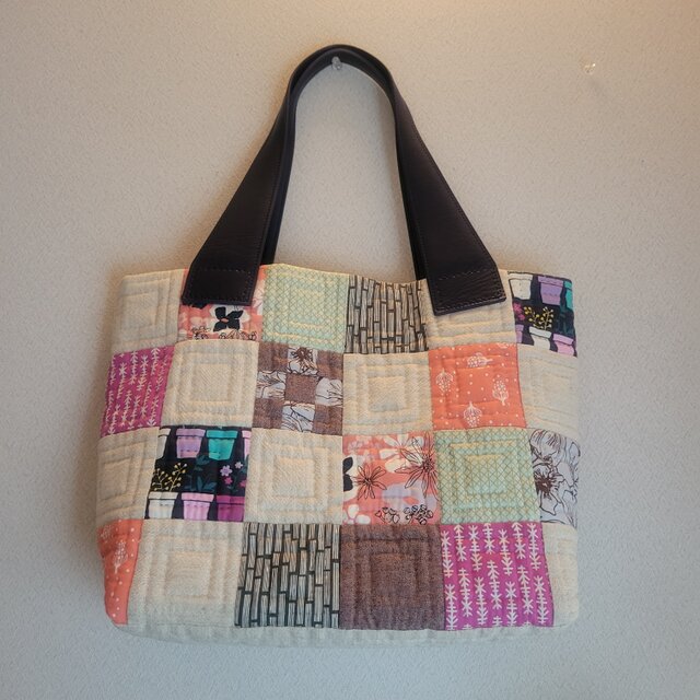 パッチワークの大きなトートバッグ 生成×ネイビー | iichi 日々の