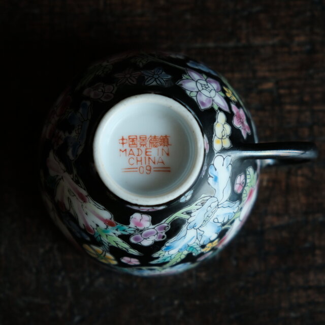 黒にカラフル草花◇中国景徳鎮 色絵カップ 器 シノワズリ チャイナ